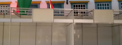 Moradores de Santa Luzia reclamam das barracas que tapam a fachada do casario