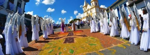 Tapetes de serragem enfeitam as ruas de Santa Luzia no domingo da ressurreição