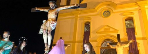 Na Sexta-feira da Paixão, procissão atrai multidão de fiéis às ruas de Santa Luzia