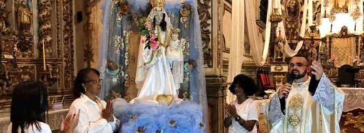 Em Santa Luzia, tradição de coroar Nossa Senhora continua mais viva do que nunca