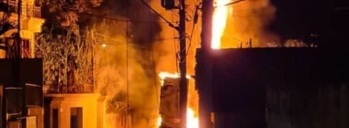 Caminhão pega fogo no Centro Histórico e deixa a Rua Floriano Peixoto sem energia