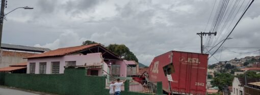 Caminhão com 32 mil quilos de sal destrói parcialmente o Clube Icaraí e a casa vizinha